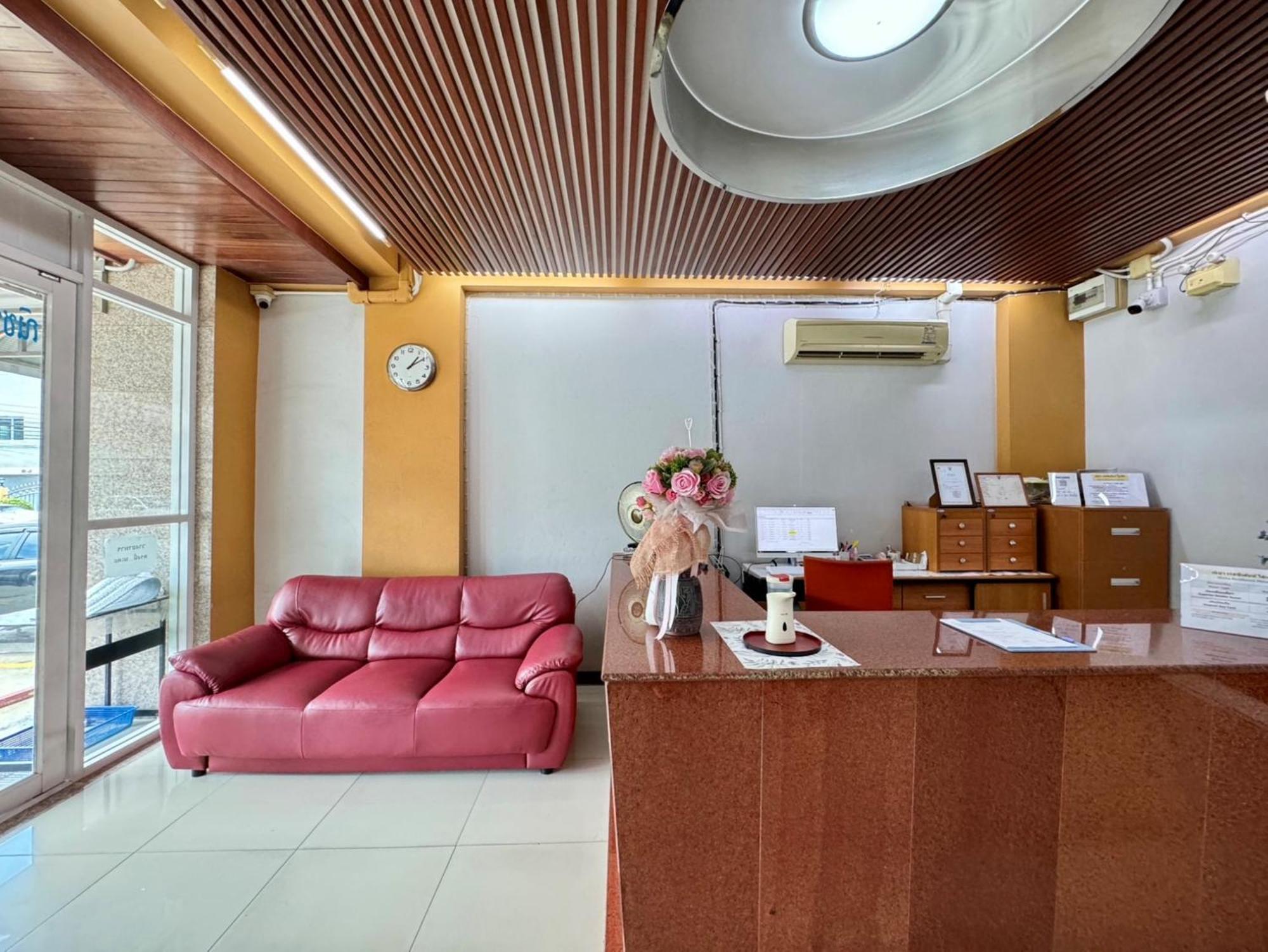 Nicha Residence Hotel Bangkok Exterior photo