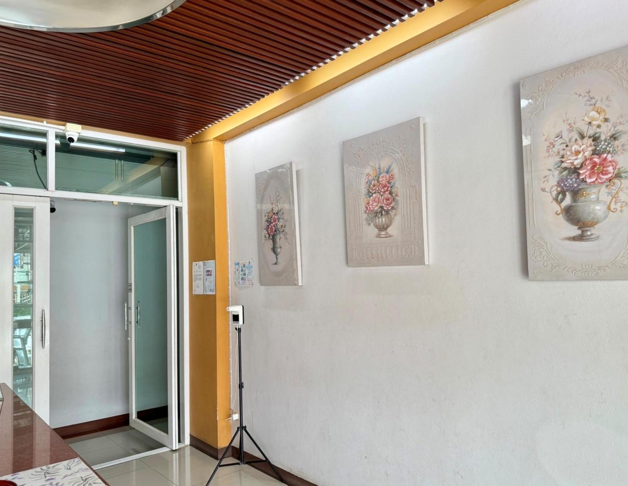 Nicha Residence Hotel Bangkok Exterior photo