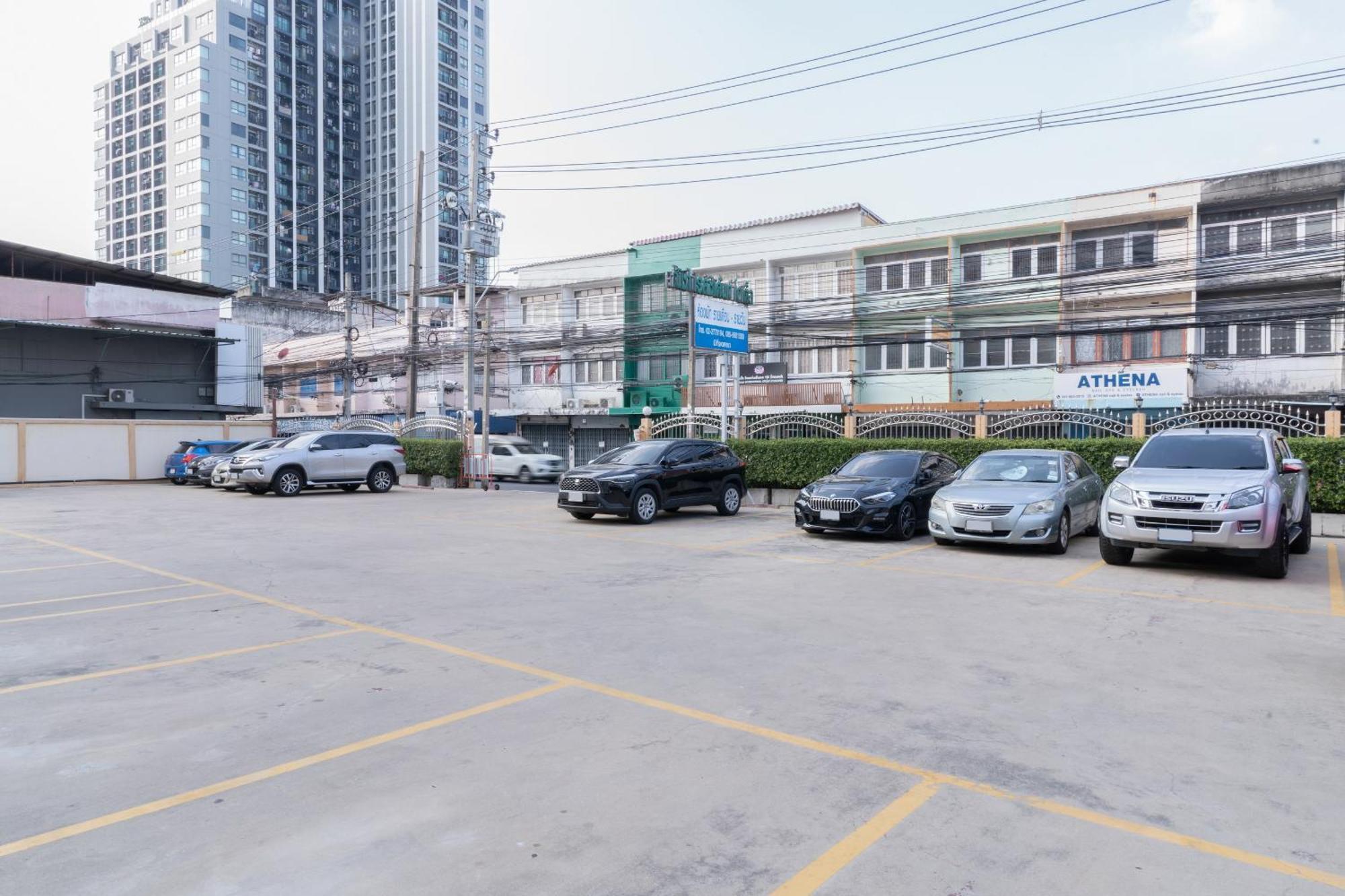 Nicha Residence Hotel Bangkok Exterior photo