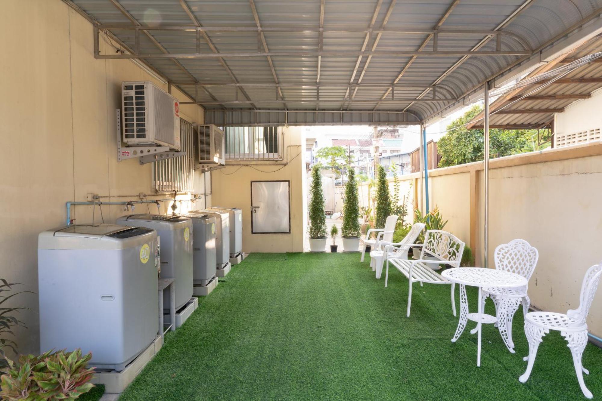 Nicha Residence Hotel Bangkok Exterior photo