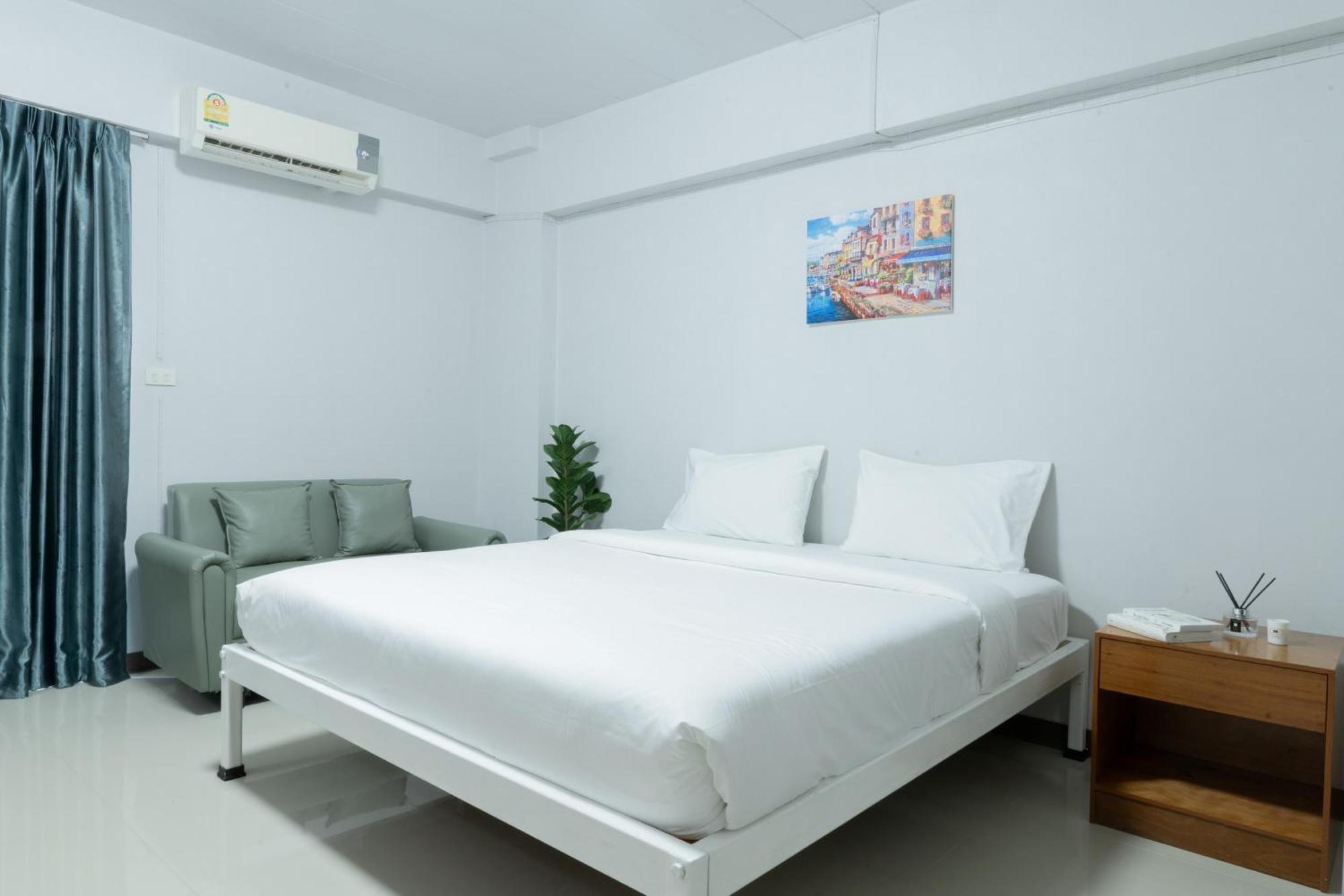 Nicha Residence Hotel Bangkok Exterior photo