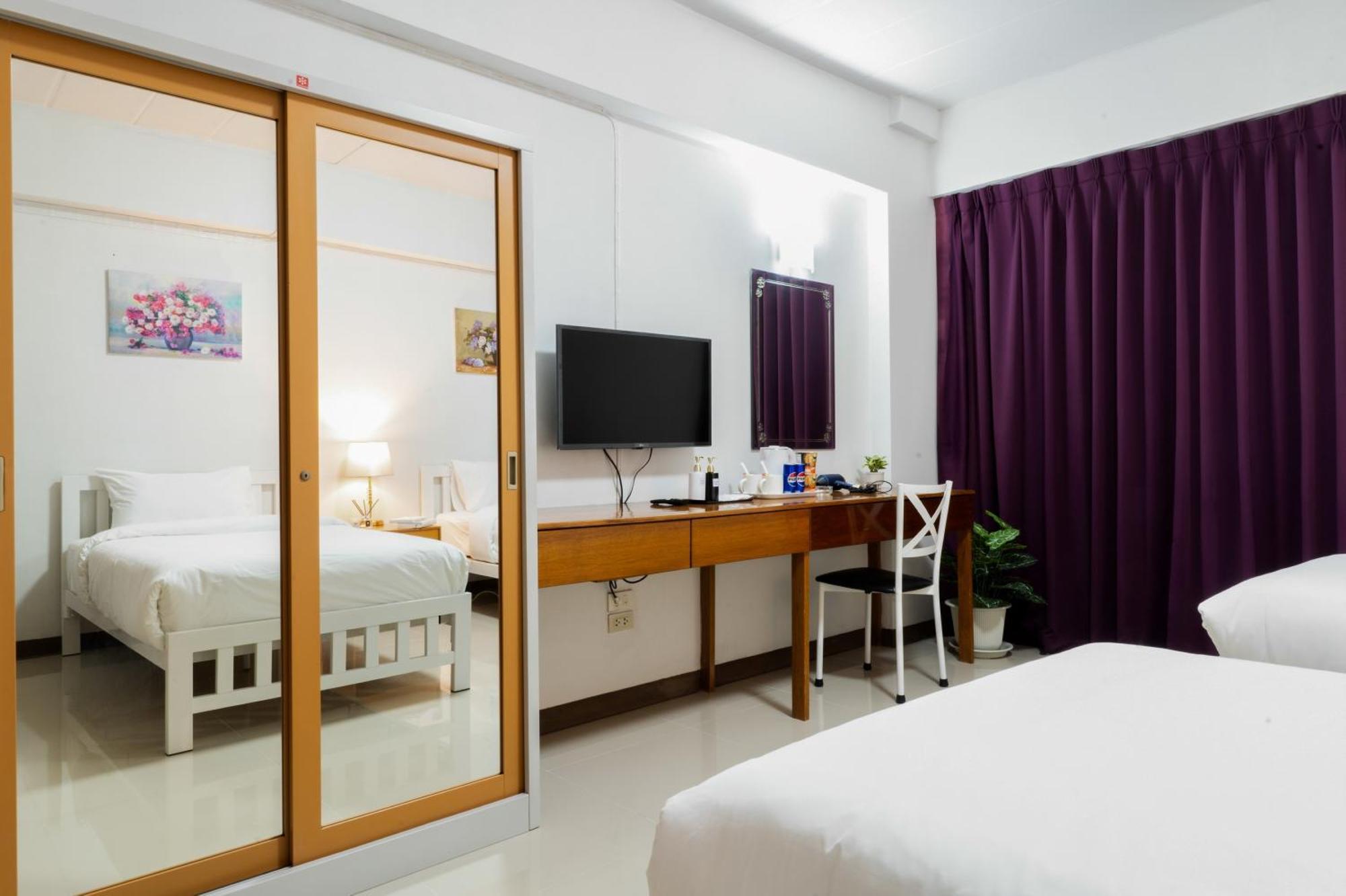 Nicha Residence Hotel Bangkok Exterior photo